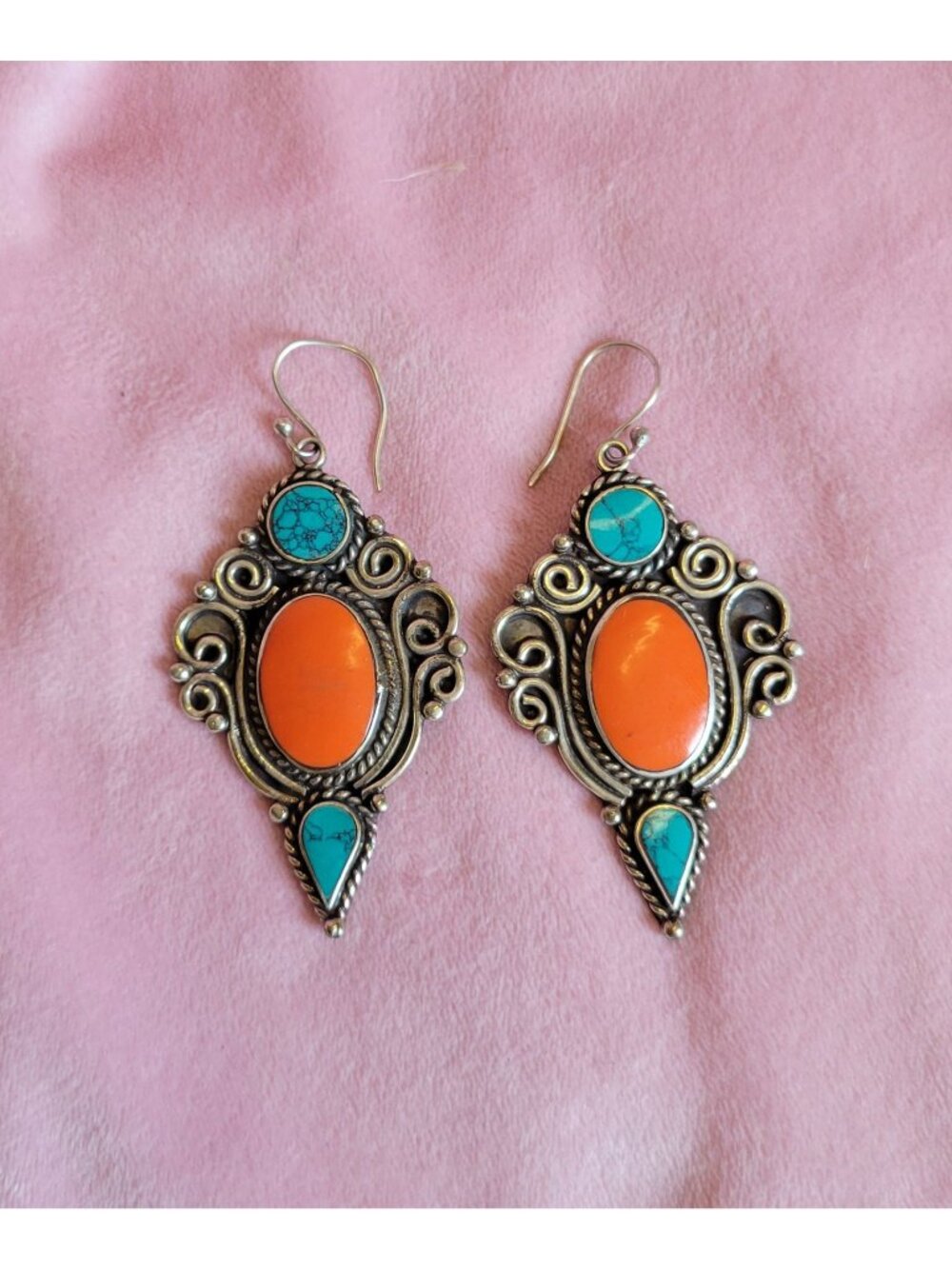 Silver tone tribal style Faux turquoise Orange coral Dangle Drop Earrings E1